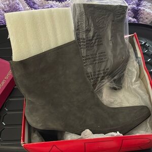 Woman’s aerosoles boots. Size 10
Brand new color grey